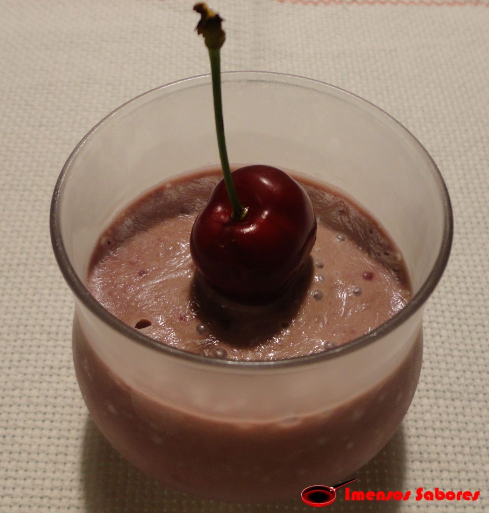 Gelado de cerejas e banana