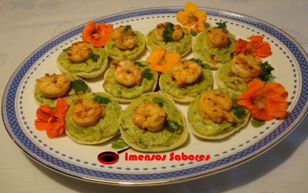 Guacamole e camarão no pão pita