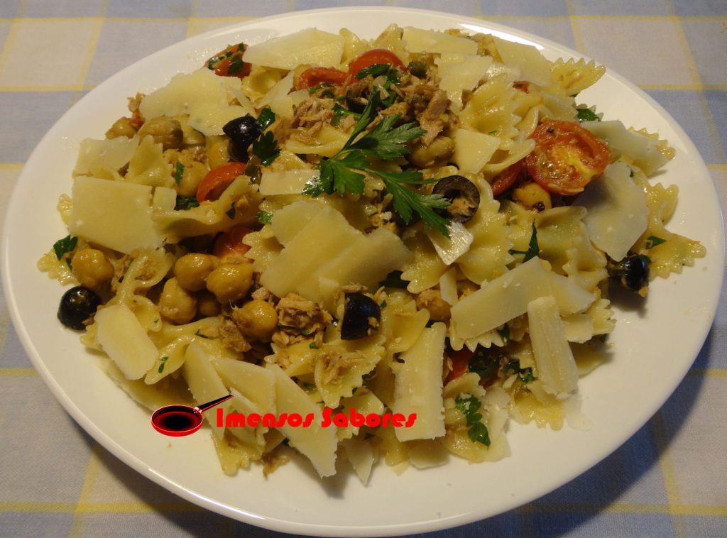 Massa com grão de bico e atum