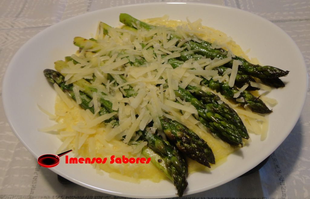 Polenta com queijo feta e aspargos