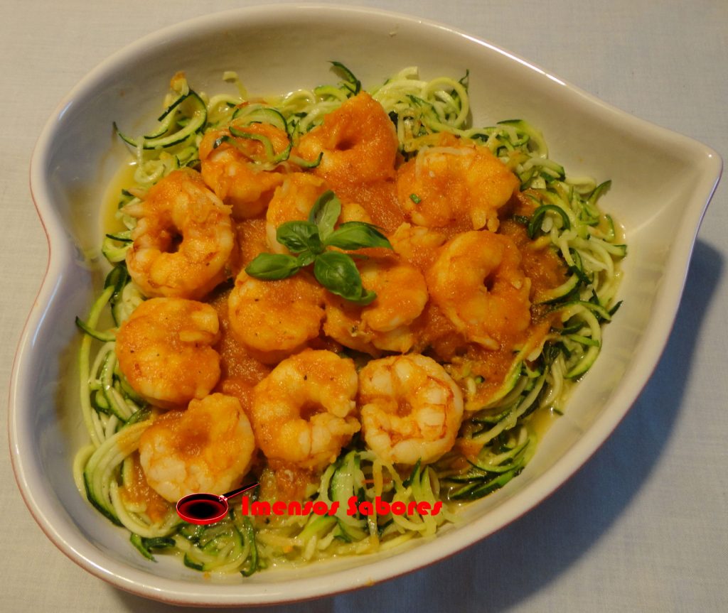 Espaguete de abobrinha (courgette) com molho de camarão