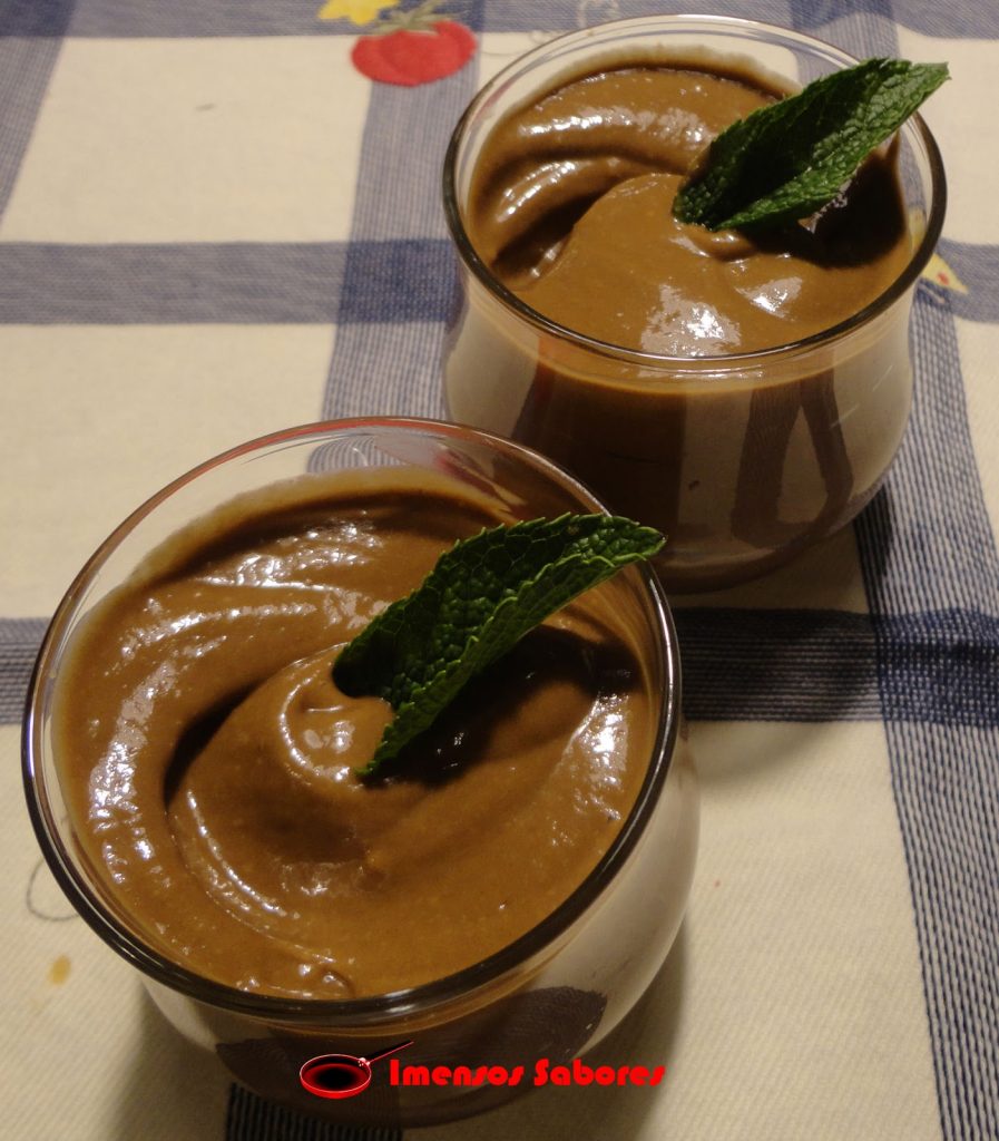 Musse de abacate com banana e cacau