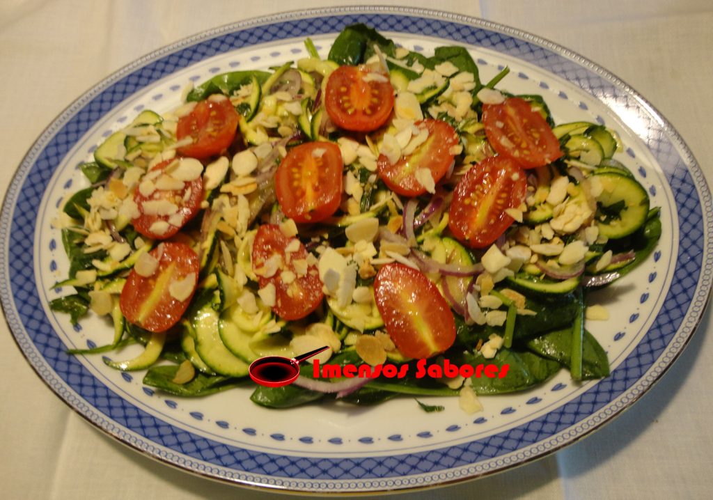 Salada de espinafre baby com courgette (abobrinha) crua
