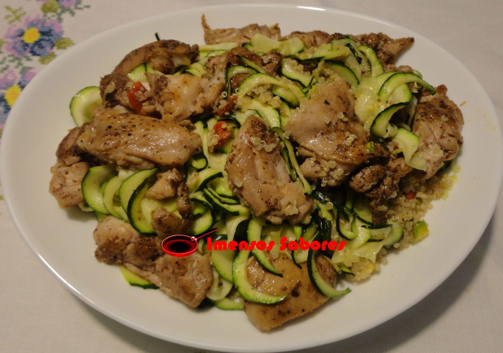 Salada de quinoa com courgette (abobrinha) e frango