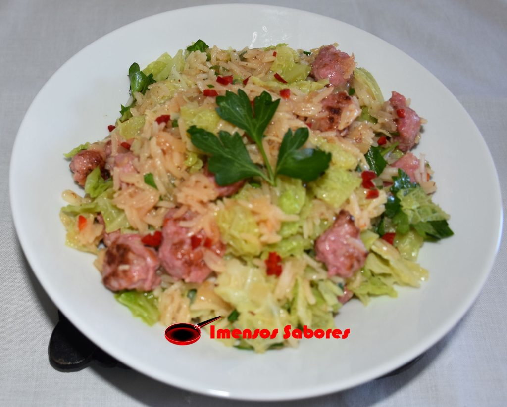 Arroz com couve lombarda e linguiça fresca