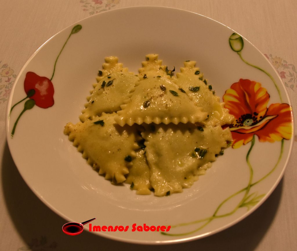 Ravioli com queijo brie e escarola ao molho de tomilho-limão