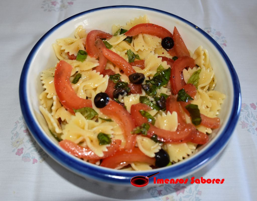 Salada de macarrão com tomates marinados
