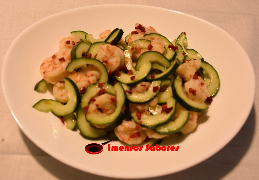 Salada de pepino e camarão com molho asiático