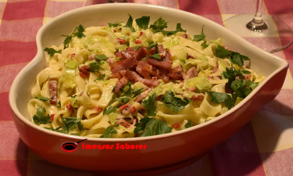 Talharim com alho poró e bacon