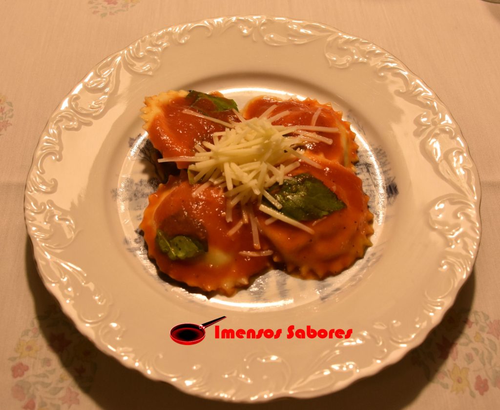 Ravioli de bacalhau e queijo cremoso com molho de tomate