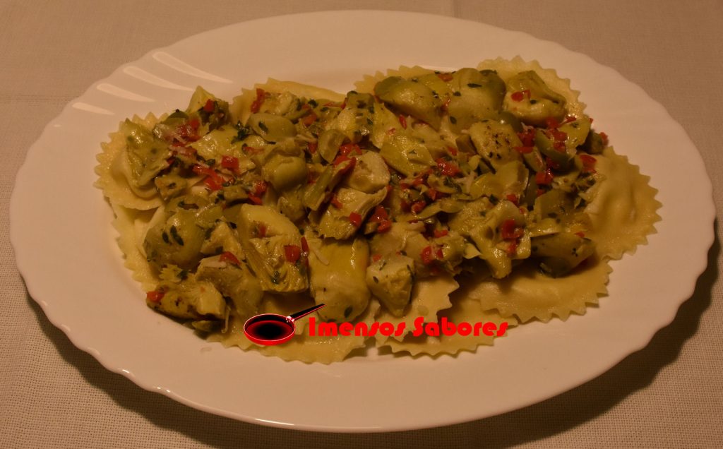 Ravioli de queijo com molho de alcachofra e pimenta cambuci