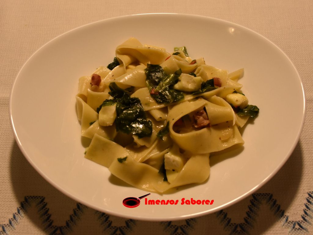 Tagliatelle com escarola, bacon e queijo brie