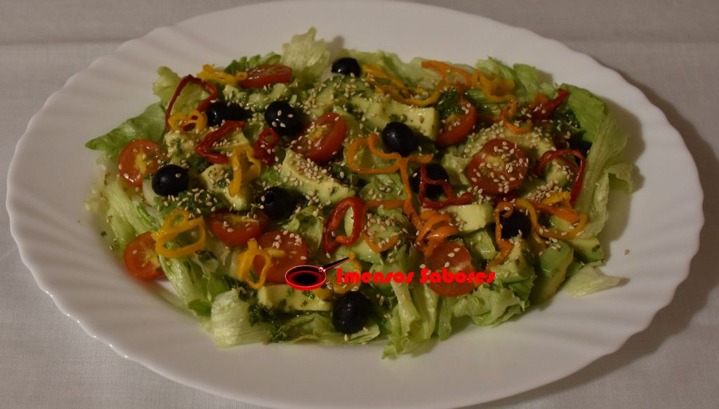 Salada colorida com abacate e mini pimentões (pimentos) assados