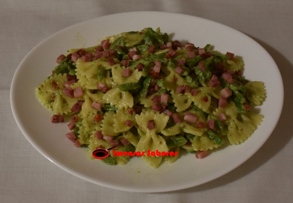 Salada de massa com feijão verde ao molho de abacate