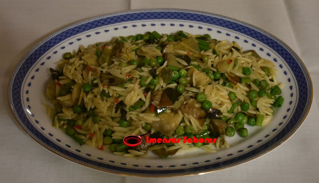 Salada morna de massa com alcachofra e ervilhas