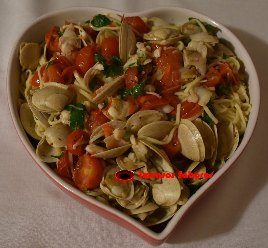 Espaguete com amêijoas, tomates cerejas e limão