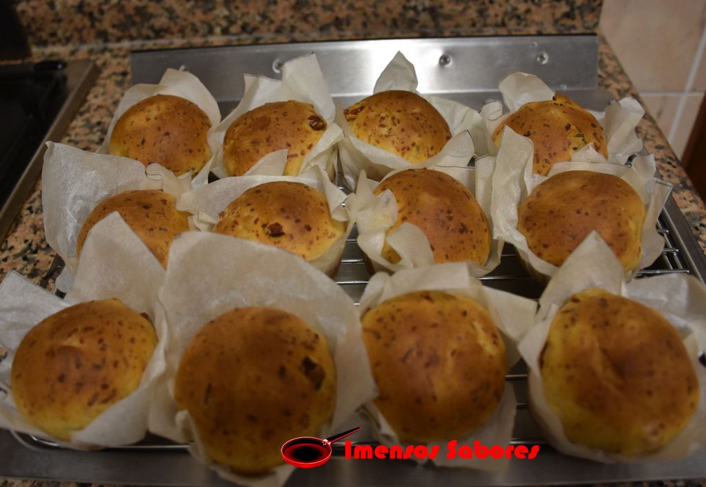 Pão com chouriço e queijo