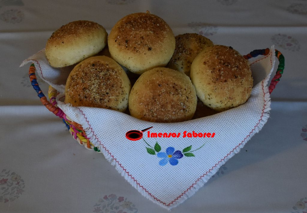 Pão com crosta de pimenta e sal