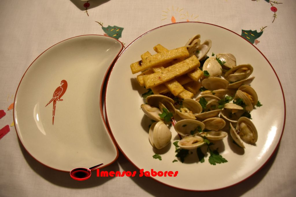 Polenta assada com amêijoas