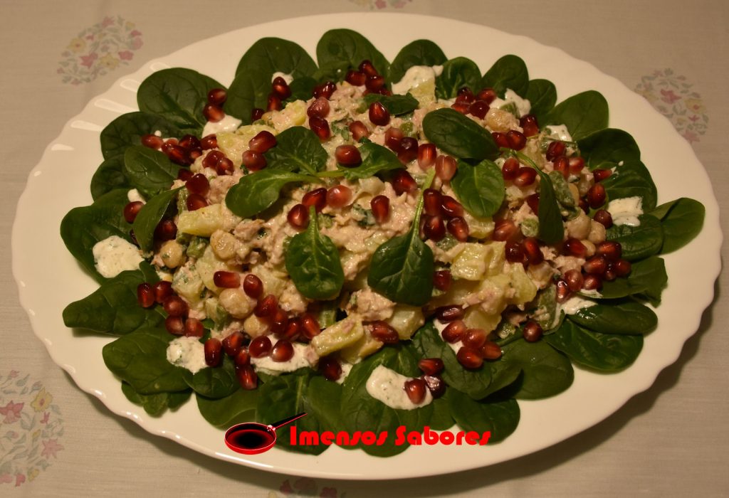 Salada de batata com grão de bico, espinafre e romã