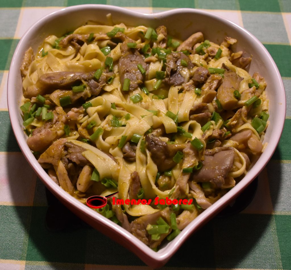 Talharim com molho de cogumelos, cenoura e frango