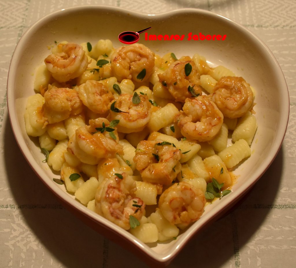 Nhoque com batata assada ao molho de camarão e tomilho