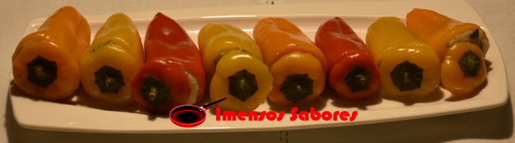 Mini pimentões (pimentos) recheados e cozidos no vapor