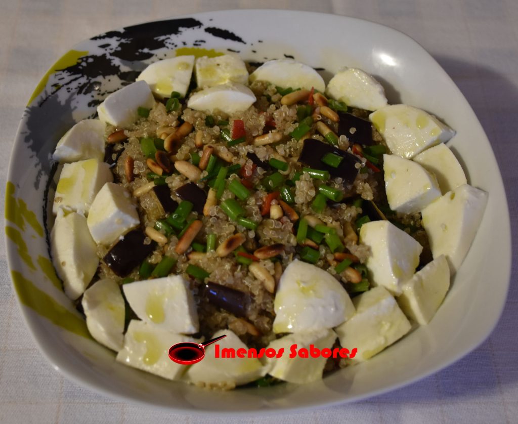 Salada de quinoa com beringela e mozarela fresca
