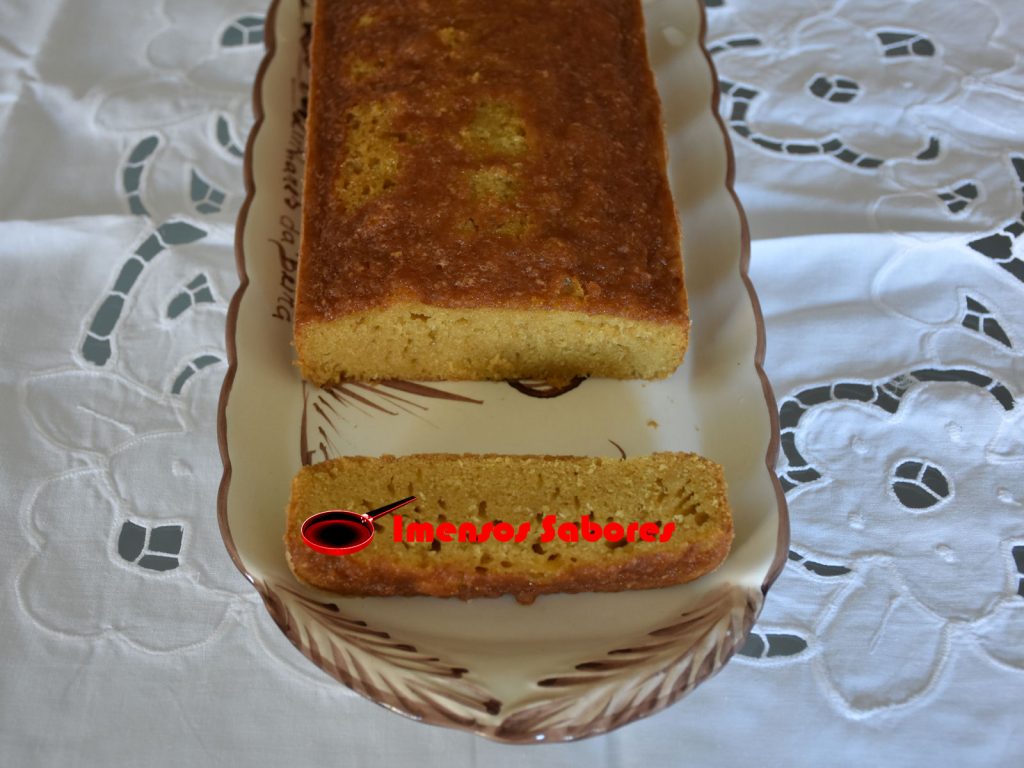 Bolo de farinha de milho (fubá) com açúcar demerara