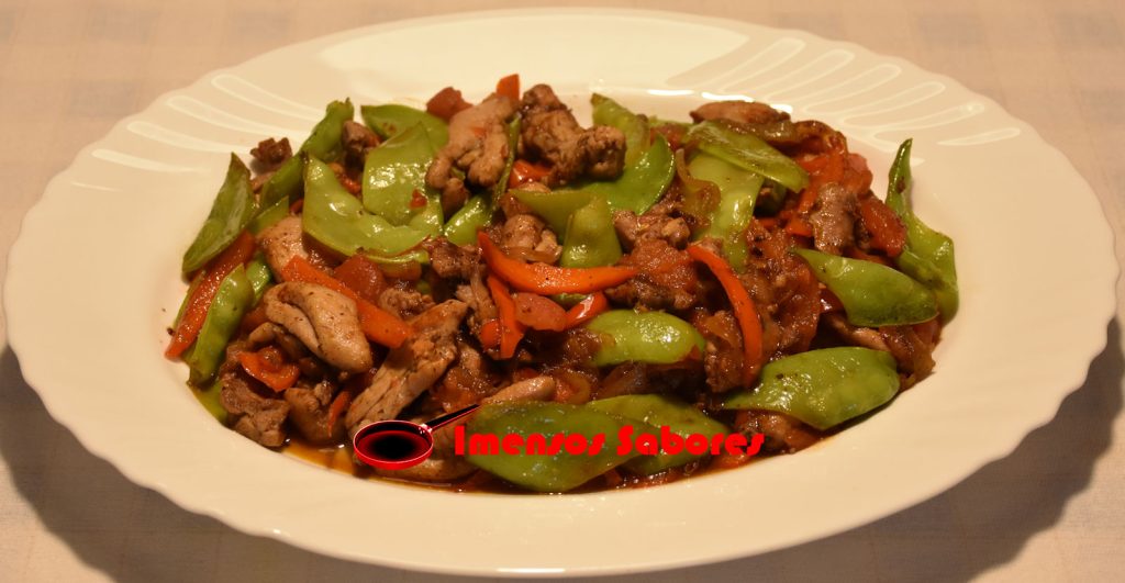 Frango apimentado com ervilha torta