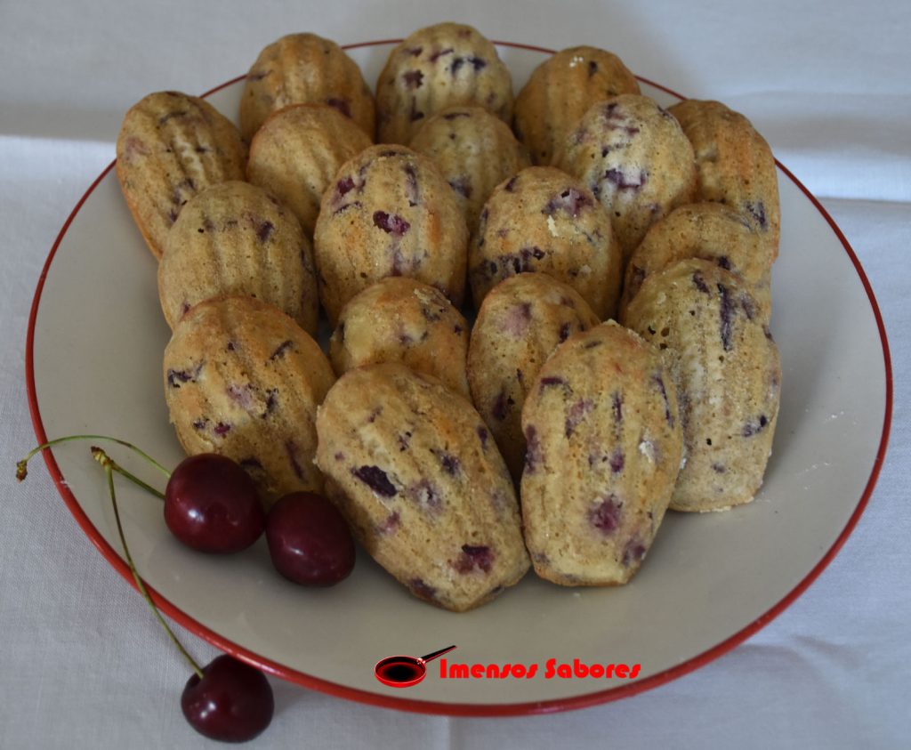 Madeleines com cerejas