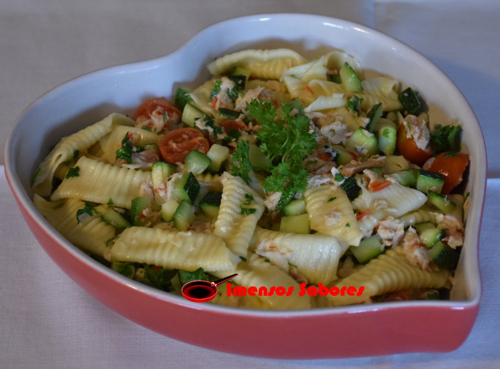 Massa garganelli com atum e courgette (abobrinha)