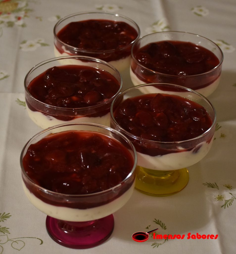 Pudim de arroz de coco com cerejas