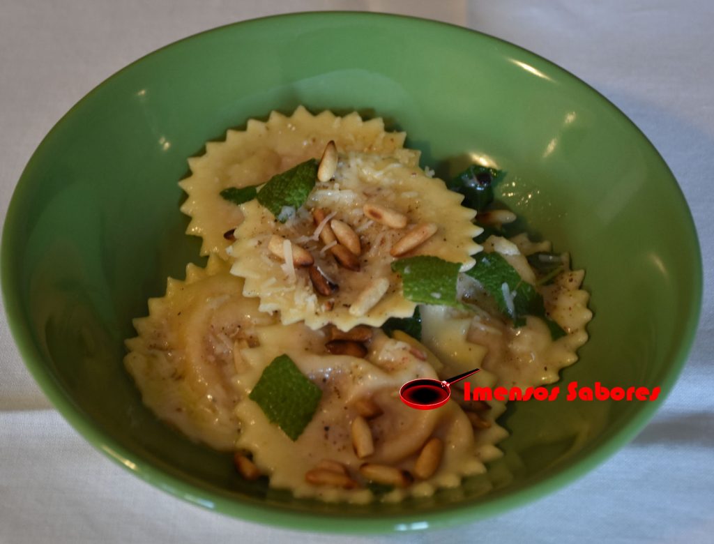 Ravioli de abóbora ao molho de sálvia e pinholes