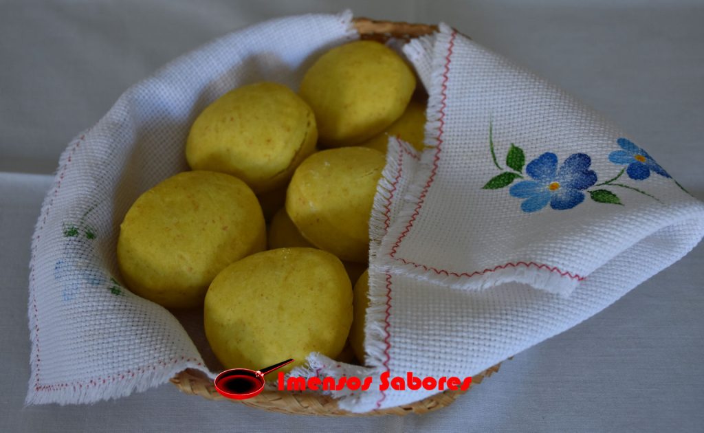 Scones de açafrão da terra