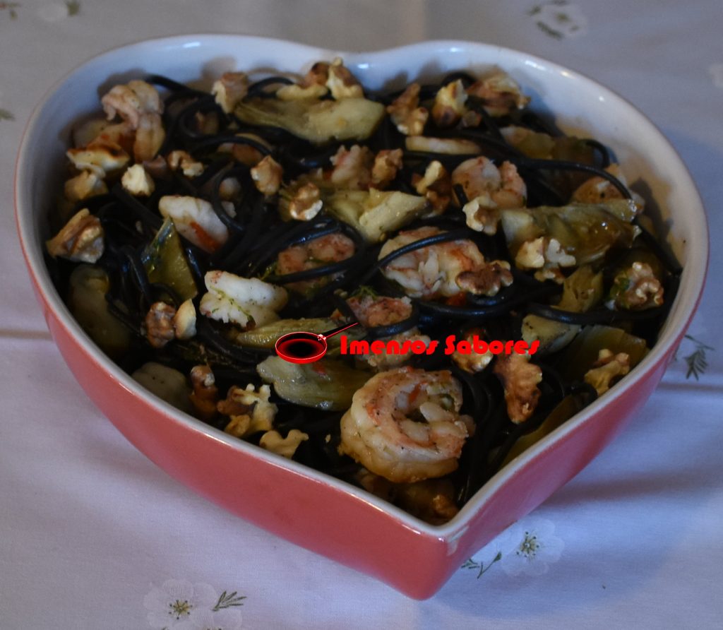Linguine negro com camarão e alcachofra