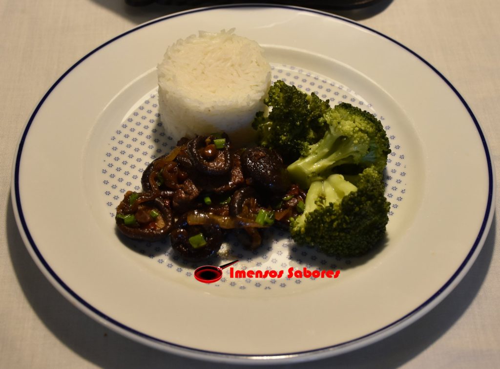 Picadinho de carne com cogumelos chineses