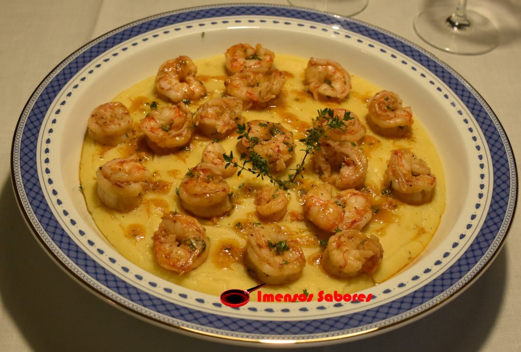 Polenta com camarão