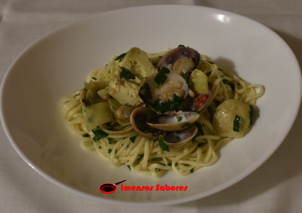 Espaguete com amêijoas e alcachofra