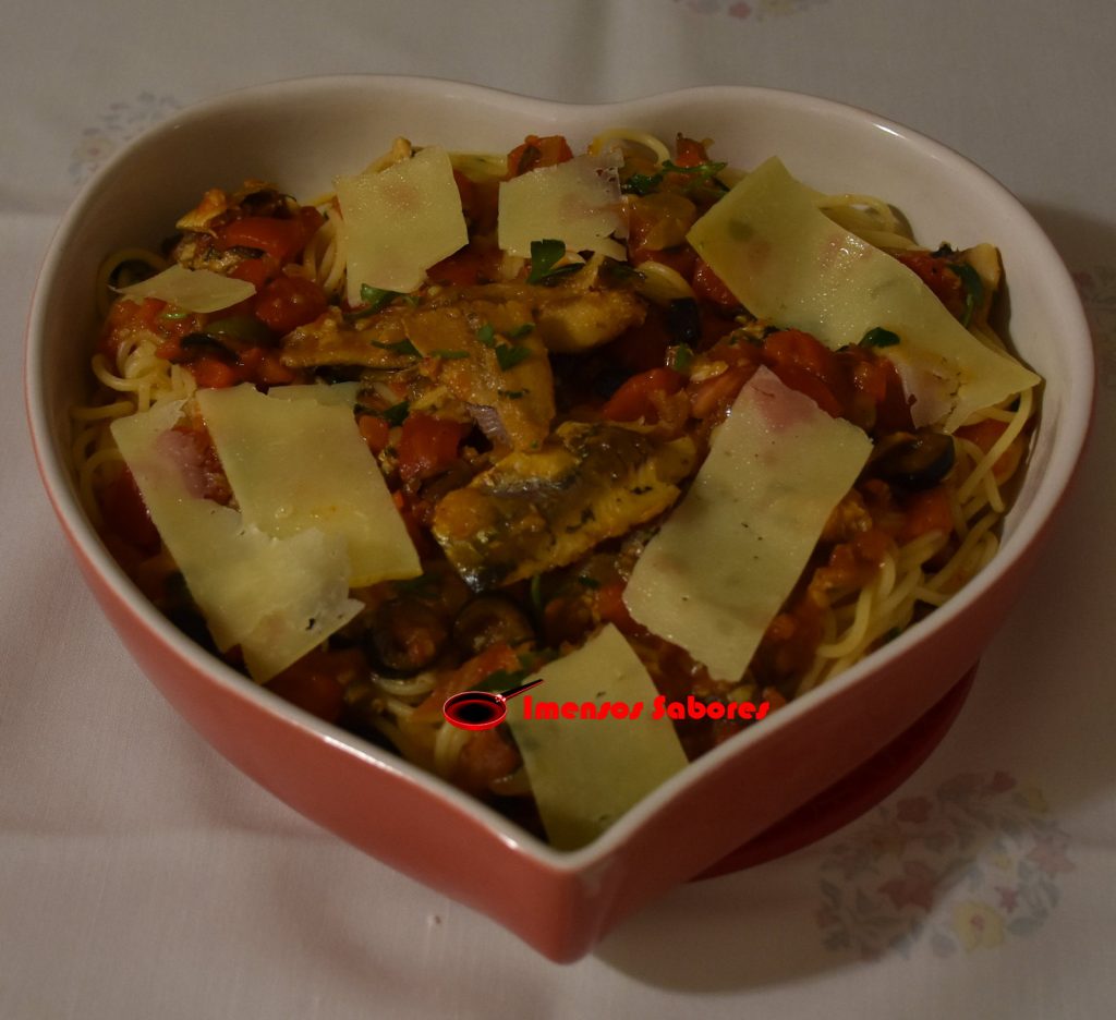 Espaguete com sardinha e pimento