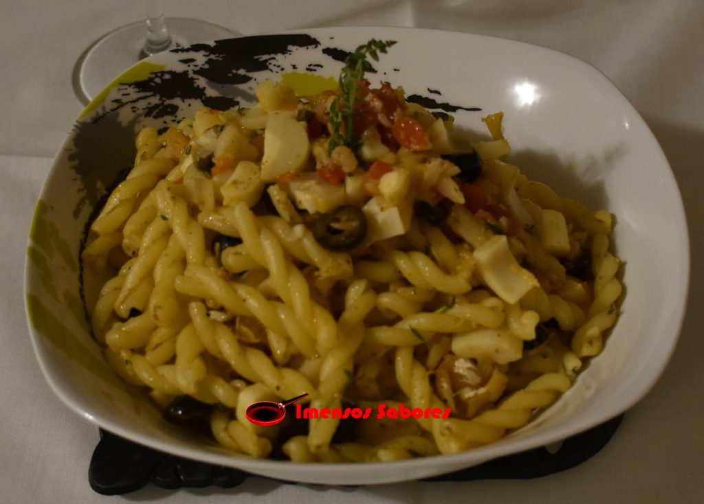 Macarrão com bacalhau em conserva e palmito