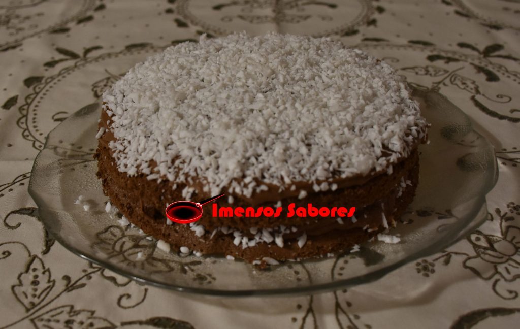 Bolo de chocolate com fécula de batata e coco fresco