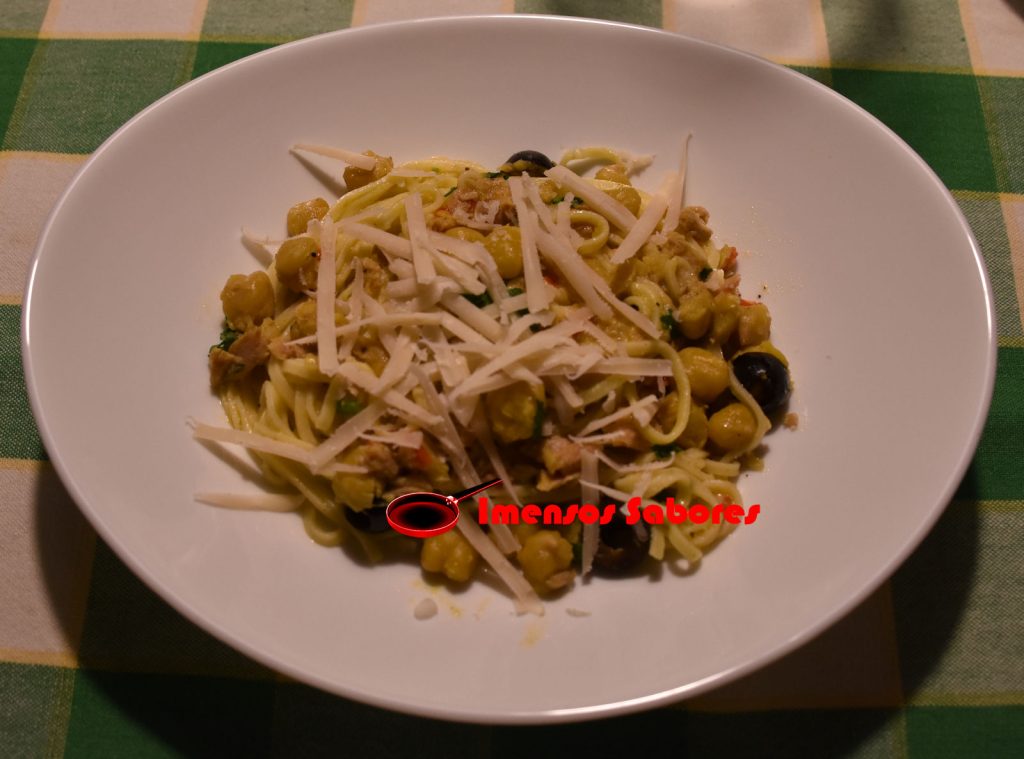 Espaguete com grão-de-bico e atum