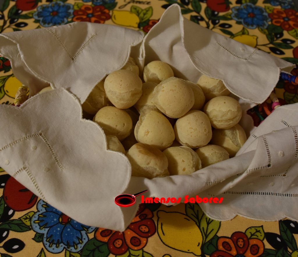 Pão de queijo cheddar e iogurte grego