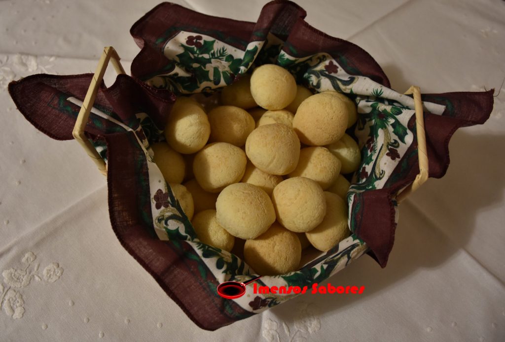 Pão de queijo fresco caseiro