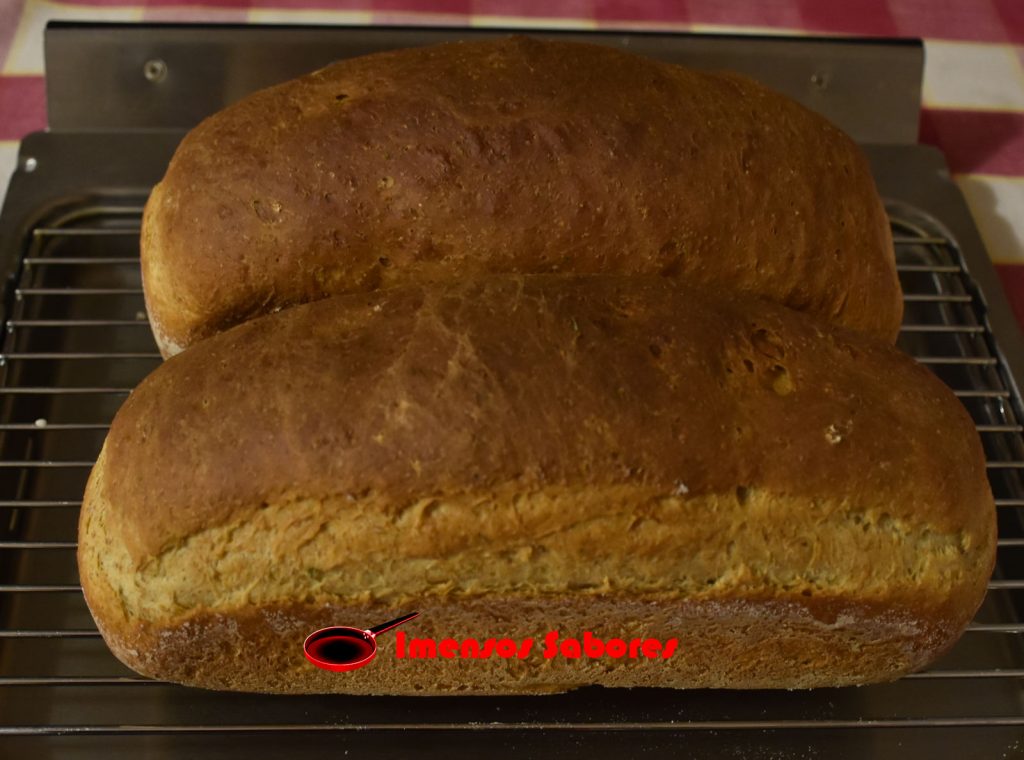Pão com queijo caseiro e manjericão