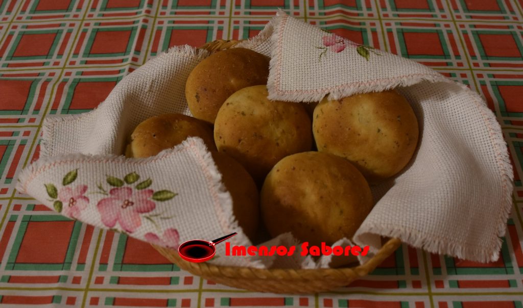 Pãezinhos com pastinaca e orégano fresco