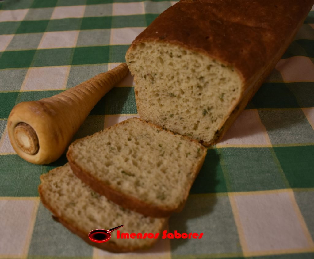 Pão de espelta e cherovia (pastinaca) com ervas frescas