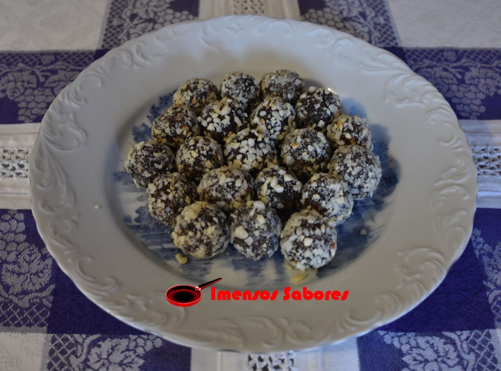 Docinhos de tâmaras e vinho do porto