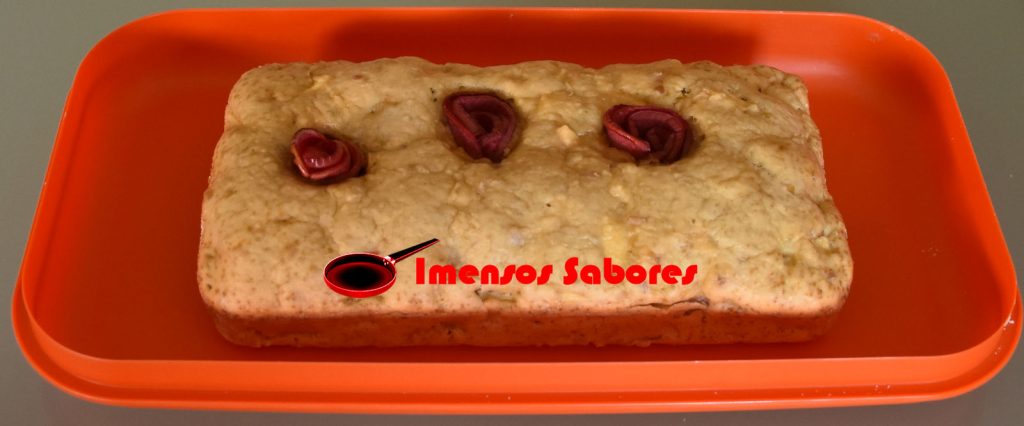 Bolo de maçã com hibisco